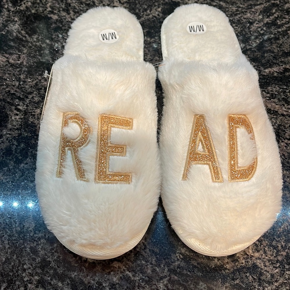 Women’s Barnes & Noble READ slippers Size Medium